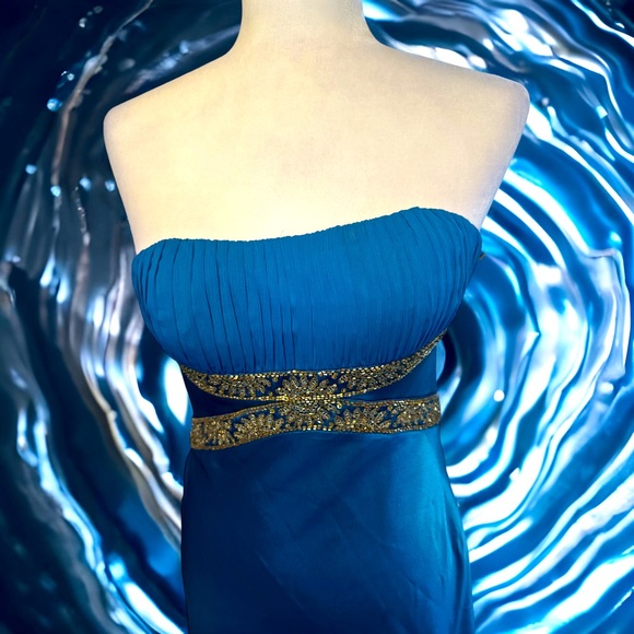 DUSK BY SHEILA YEN - Strapless Formal Gown With Metallic Trim on Top. Size 4 - Picture 4 of 10